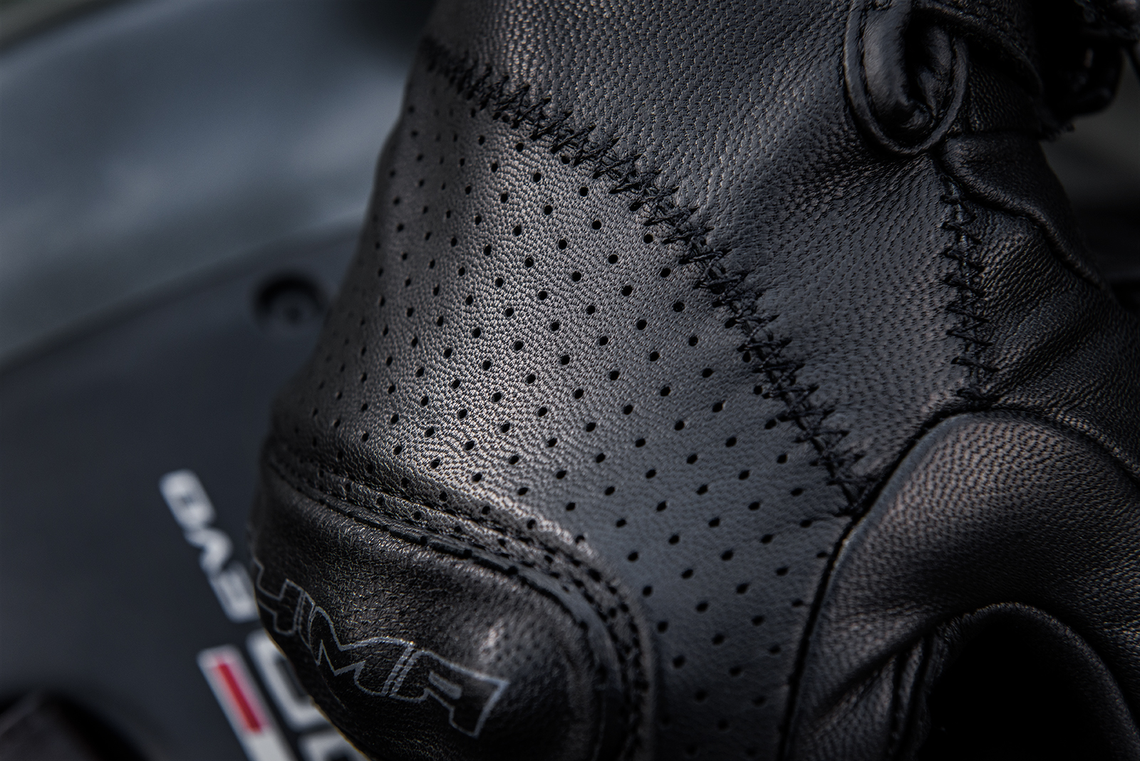 shima_caliber_black20perforated
